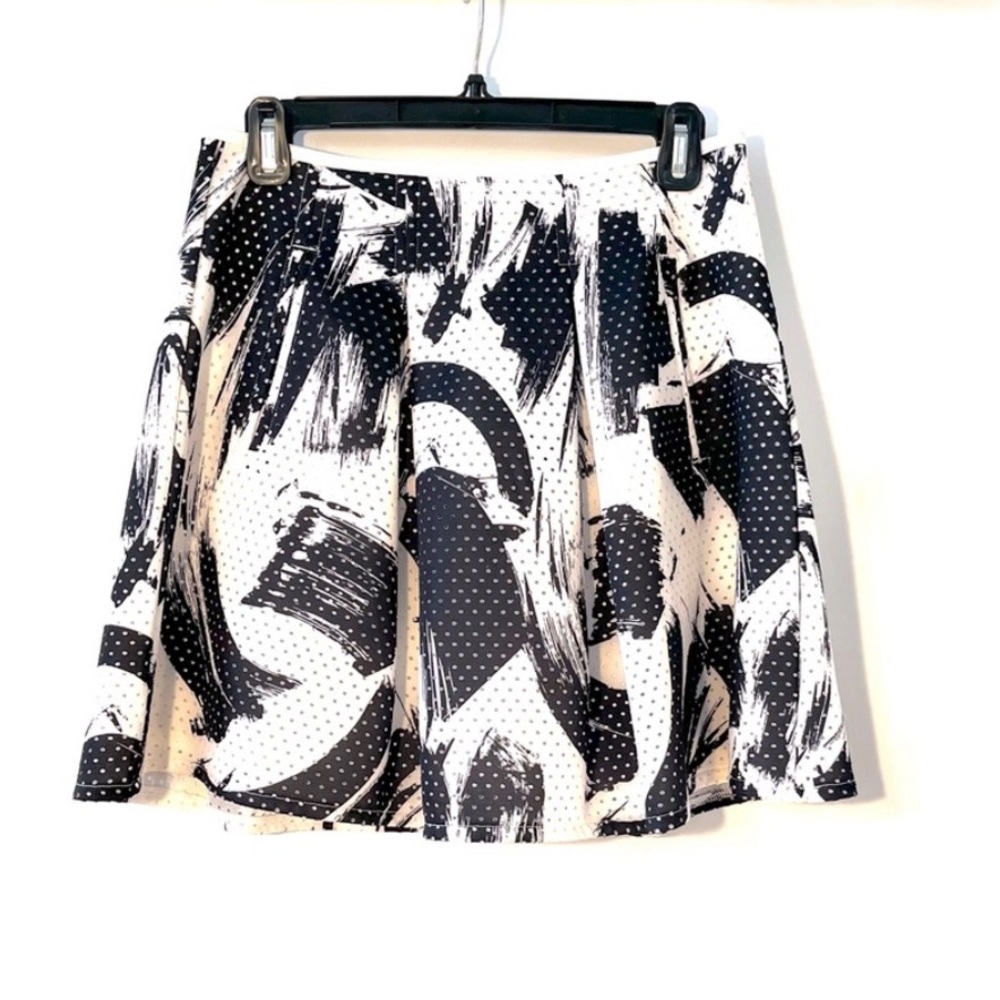 Skirt, flirty style, black and white modern print, Trouve